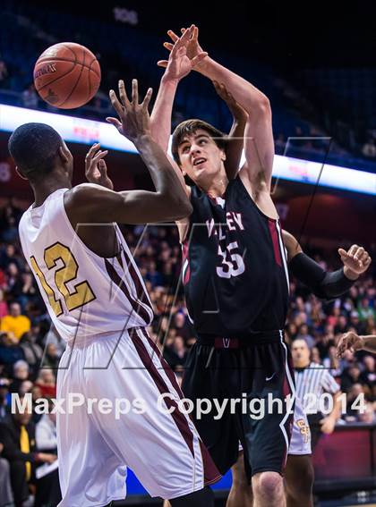 Thumbnail 3 in Valley Regional vs. Sacred Heart (CIAC Class S Final) photogallery.