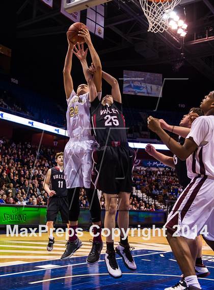 Thumbnail 2 in Valley Regional vs. Sacred Heart (CIAC Class S Final) photogallery.