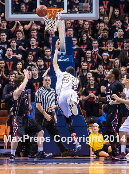 Thumbnail 2 in Valley Regional vs. Sacred Heart (CIAC Class S Final) photogallery.