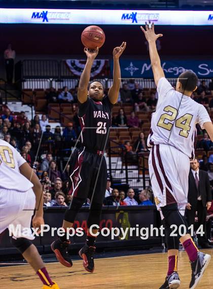 Thumbnail 1 in Valley Regional vs. Sacred Heart (CIAC Class S Final) photogallery.