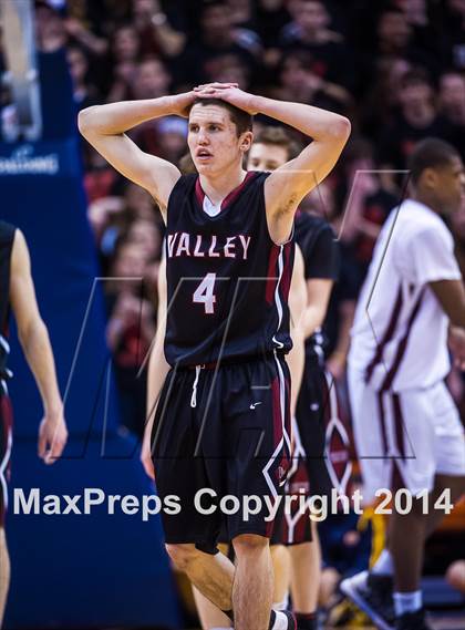 Thumbnail 1 in Valley Regional vs. Sacred Heart (CIAC Class S Final) photogallery.