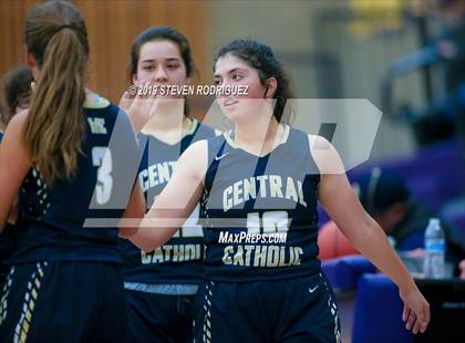 Thumbnail 2 in Central Catholic vs. Summerville photogallery.