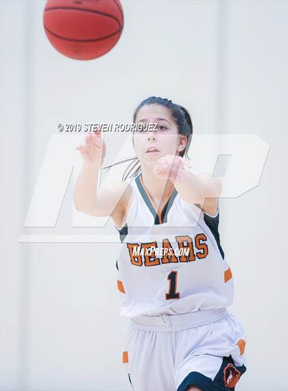 Thumbnail 1 in Central Catholic vs. Summerville photogallery.