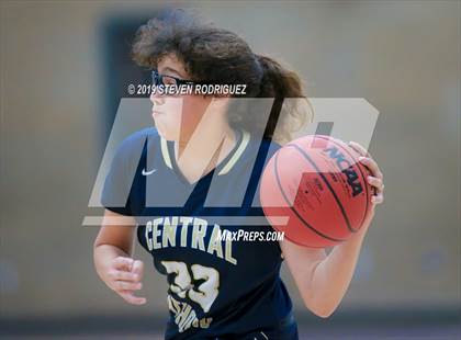 Thumbnail 2 in Central Catholic vs. Summerville photogallery.