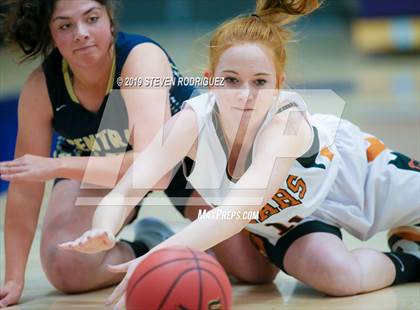 Thumbnail 3 in Central Catholic vs. Summerville photogallery.