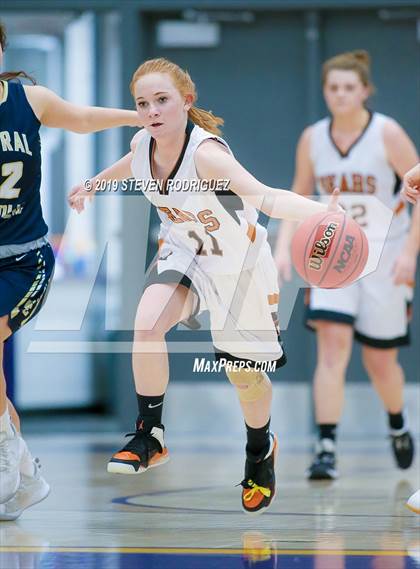 Thumbnail 3 in Central Catholic vs. Summerville photogallery.