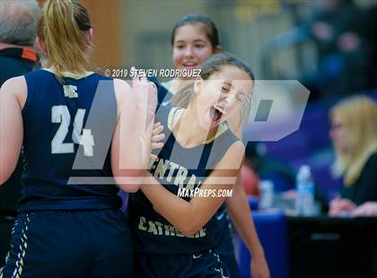 Thumbnail 3 in Central Catholic vs. Summerville photogallery.