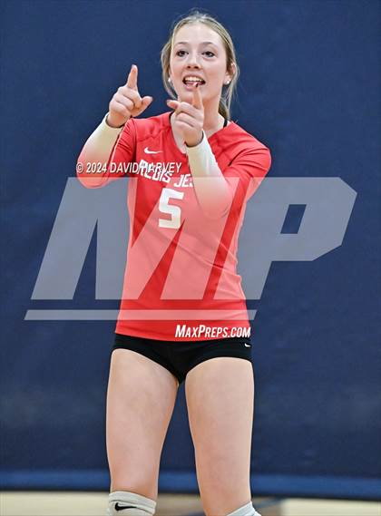 Thumbnail 1 in Regis Jesuit vs Monarch photogallery.