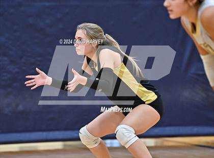 Thumbnail 2 in Regis Jesuit vs Monarch photogallery.