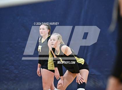 Thumbnail 1 in Regis Jesuit vs Monarch photogallery.