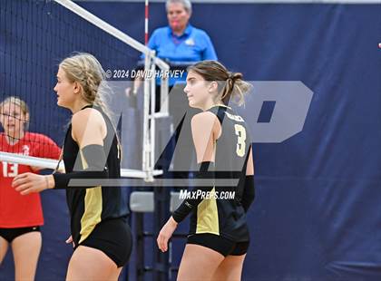 Thumbnail 2 in Regis Jesuit vs Monarch photogallery.