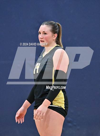 Thumbnail 1 in Regis Jesuit vs Monarch photogallery.