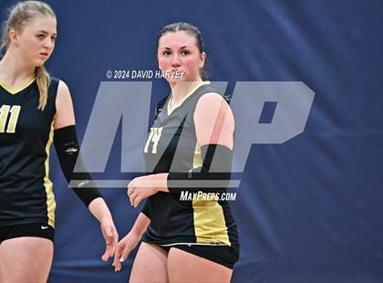 Thumbnail 2 in Regis Jesuit vs Monarch photogallery.