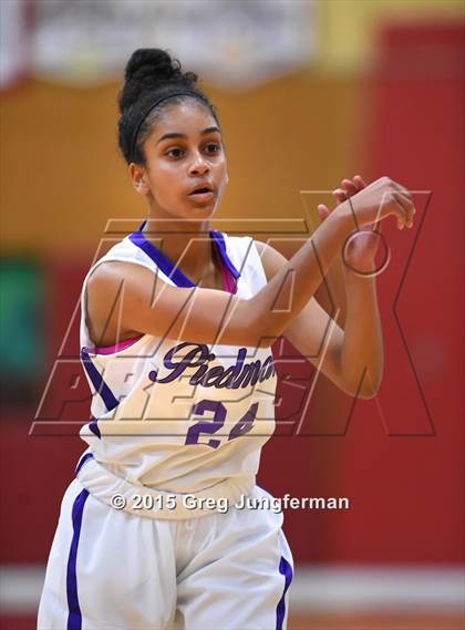Thumbnail 2 in Regis Jesuit vs. Piedmont (Cardinal Newman Classic) photogallery.