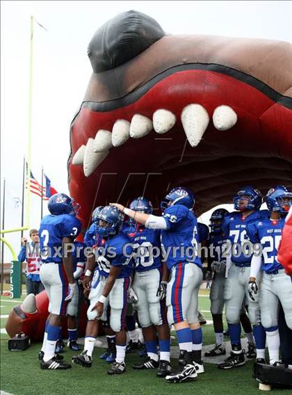 Thumbnail 1 in Hightower vs. West Brook (Texas 5A Region III Area Playoffs) photogallery.