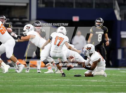 Thumbnail 1 in Refugio vs. Crawford (UIL 2A Division 1 Final) photogallery.