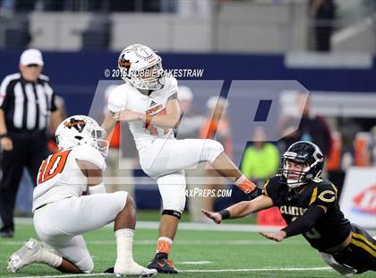Thumbnail 2 in Refugio vs. Crawford (UIL 2A Division 1 Final) photogallery.