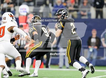 Thumbnail 1 in Refugio vs. Crawford (UIL 2A Division 1 Final) photogallery.