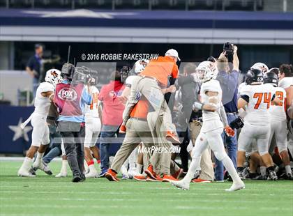 Thumbnail 3 in Refugio vs. Crawford (UIL 2A Division 1 Final) photogallery.
