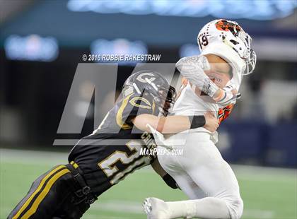 Thumbnail 3 in Refugio vs. Crawford (UIL 2A Division 1 Final) photogallery.