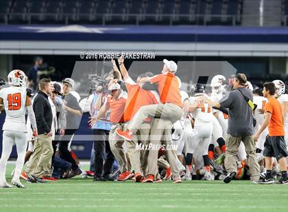 Thumbnail 1 in Refugio vs. Crawford (UIL 2A Division 1 Final) photogallery.