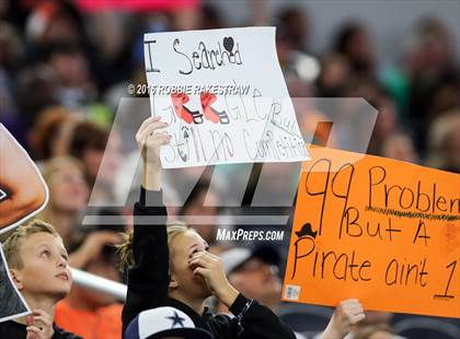 Thumbnail 3 in Refugio vs. Crawford (UIL 2A Division 1 Final) photogallery.