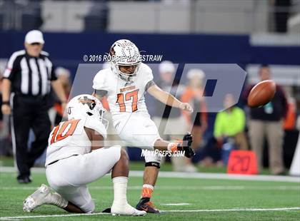 Thumbnail 1 in Refugio vs. Crawford (UIL 2A Division 1 Final) photogallery.