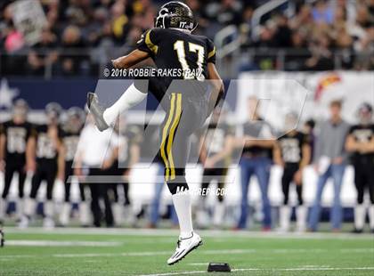 Thumbnail 1 in Refugio vs. Crawford (UIL 2A Division 1 Final) photogallery.