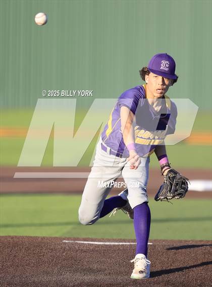 Thumbnail 2 in Grand Saline vs Edgewood photogallery.