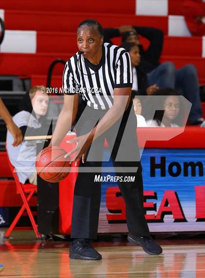 Thumbnail 2 in Chaminade vs. Serra (Battle of the Beach) photogallery.