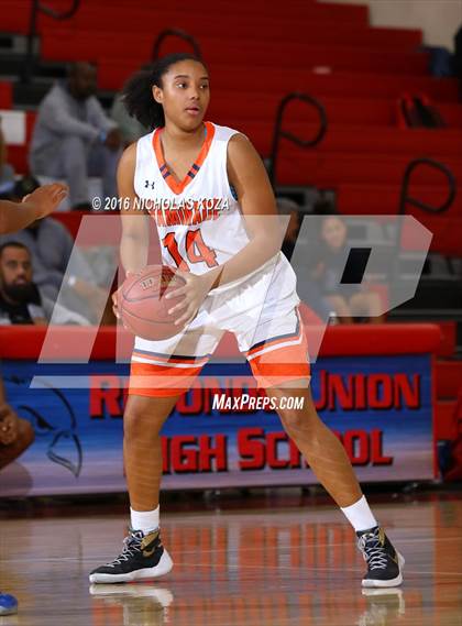 Thumbnail 3 in Chaminade vs. Serra (Battle of the Beach) photogallery.