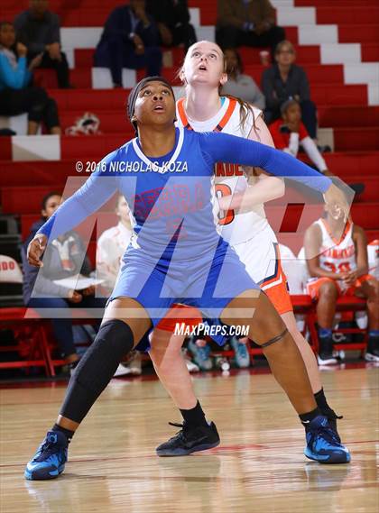 Thumbnail 3 in Chaminade vs. Serra (Battle of the Beach) photogallery.