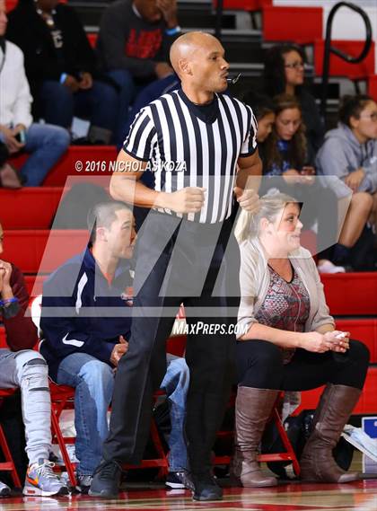 Thumbnail 3 in Chaminade vs. Serra (Battle of the Beach) photogallery.