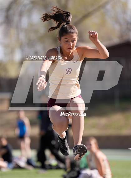 Thumbnail 3 in Larry Baca Memorial Invitational Track Meet photogallery.