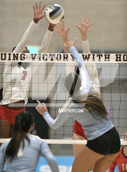 Thumbnail 3 in Hillsdale vs. Harvard-Westlake (CIF State D1 Final) photogallery.