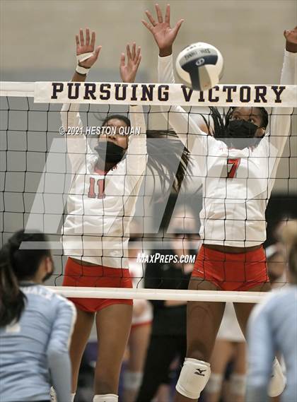 Thumbnail 2 in Hillsdale vs. Harvard-Westlake (CIF State D1 Final) photogallery.