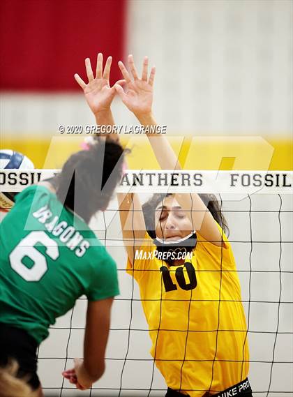 Thumbnail 2 in Carroll vs Fossil Ridge photogallery.