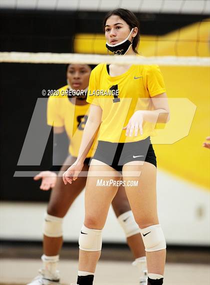 Thumbnail 3 in Carroll vs Fossil Ridge photogallery.