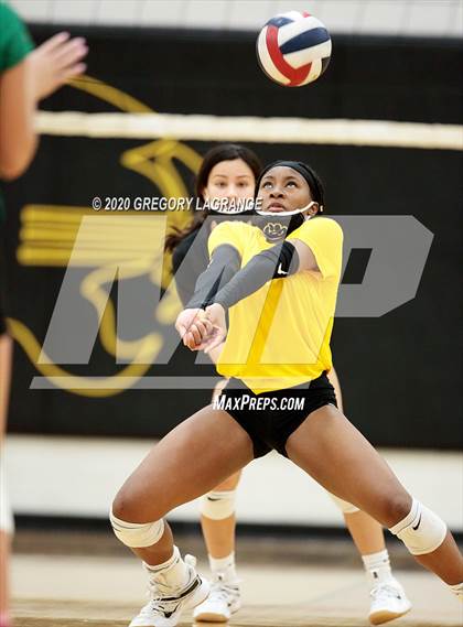 Thumbnail 3 in Carroll vs Fossil Ridge photogallery.
