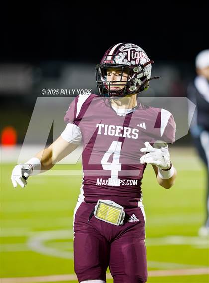 Thumbnail 2 in Edgewood vs Arp (UIL 3A D2 Football Regional) photogallery.