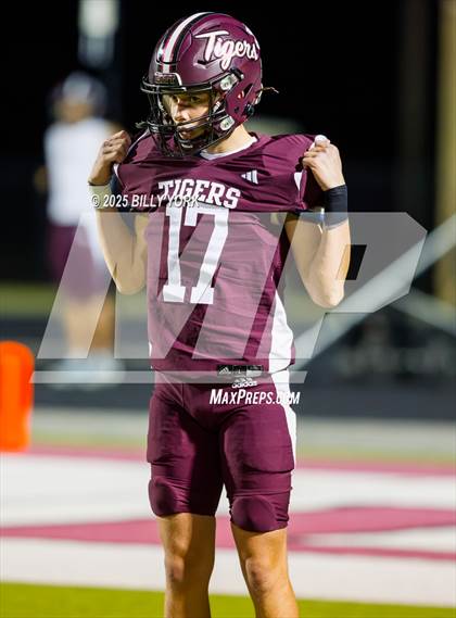 Thumbnail 2 in Edgewood vs Arp (UIL 3A D2 Football Regional) photogallery.