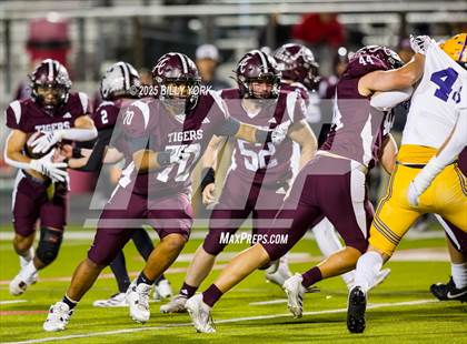 Thumbnail 1 in Edgewood vs Arp (UIL 3A D2 Football Regional) photogallery.