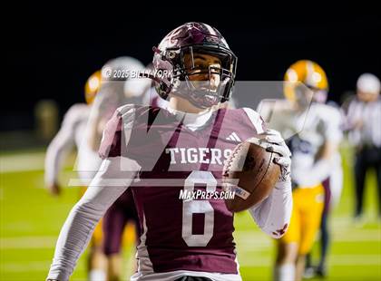 Thumbnail 2 in Edgewood vs Arp (UIL 3A D2 Football Regional) photogallery.