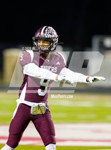 Thumbnail 3 in Edgewood vs Arp (UIL 3A D2 Football Regional) photogallery.