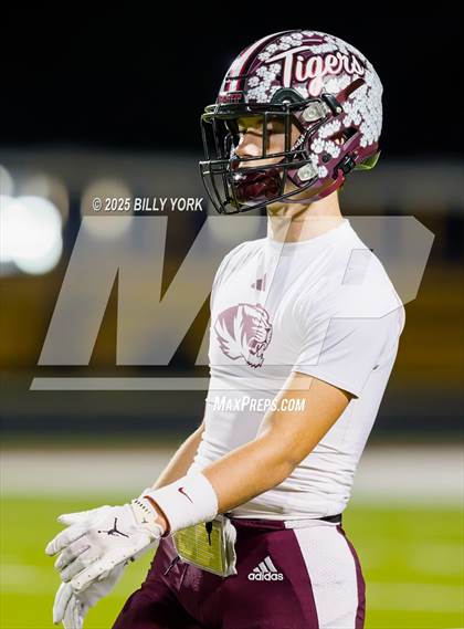 Thumbnail 3 in Edgewood vs Arp (UIL 3A D2 Football Regional) photogallery.