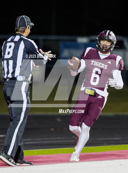 Thumbnail 1 in Edgewood vs Arp (UIL 3A D2 Football Regional) photogallery.