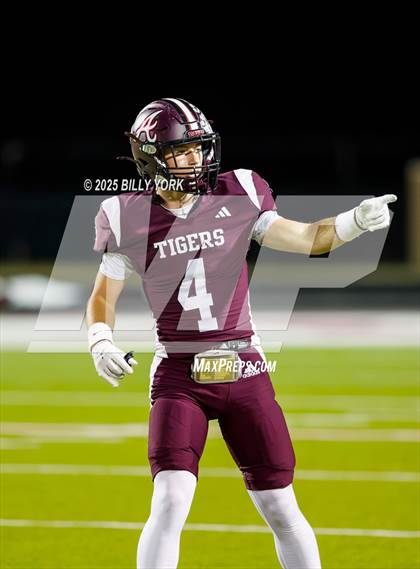 Thumbnail 2 in Edgewood vs Arp (UIL 3A D2 Football Regional) photogallery.
