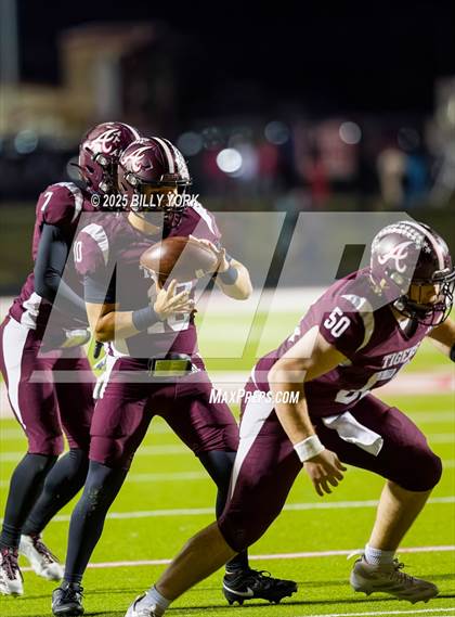 Thumbnail 3 in Edgewood vs Arp (UIL 3A D2 Football Regional) photogallery.