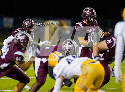 Thumbnail 1 in Edgewood vs Arp (UIL 3A D2 Football Regional) photogallery.