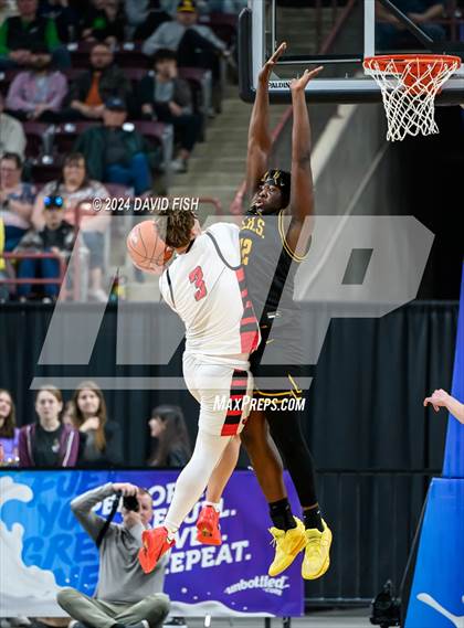 Thumbnail 1 in Hillcrest vs. Bishop Kelly (IHSAA 4A Semifinal) photogallery.